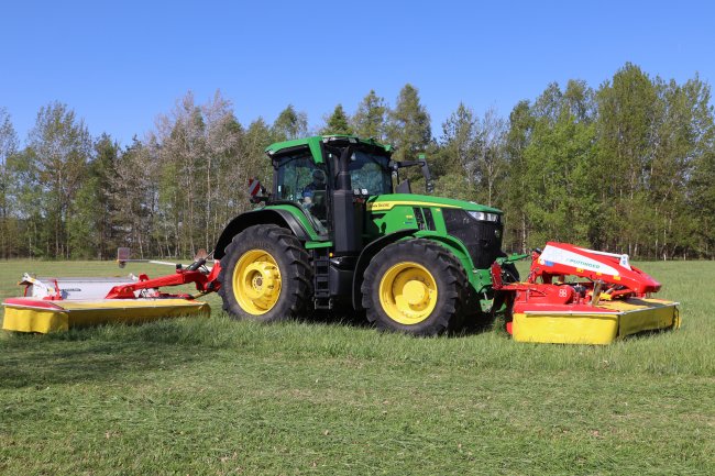 Nízký travní porost sklidil traktor John Deere 7R 330 se žací trojkombinací Pöttinger tvořenou zadní kombinací Pöttinger NovaCat V 8400 ED a čelním žacím strojem Pöttinger NovaCat 301 AlphaMotion Pro.