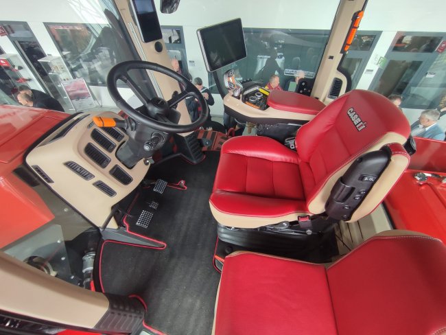Do Česka naprostá většina pásových traktorů Case IH Quadtrac míří v provedení Luxury s koženým sedadlem (vyhřívané i odvětrávané) řidiče i spolujezdce.