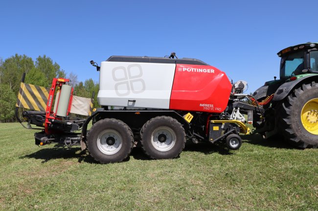 Řádky hmoty slisoval traktor John Deere 6215R s lisem na kulaté balíky s variabilní komorou a integrovanou ovíječkou Pöttinger Impress 3160 VC PRO. Má už slisováno 14 000 balíků.