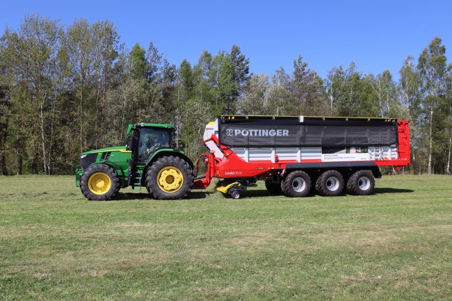 Poslední řádky hmoty sklidil traktor John Deere 7R 310 s víceúčelovým senážním vozem Pöttinger Jumbo 8540.