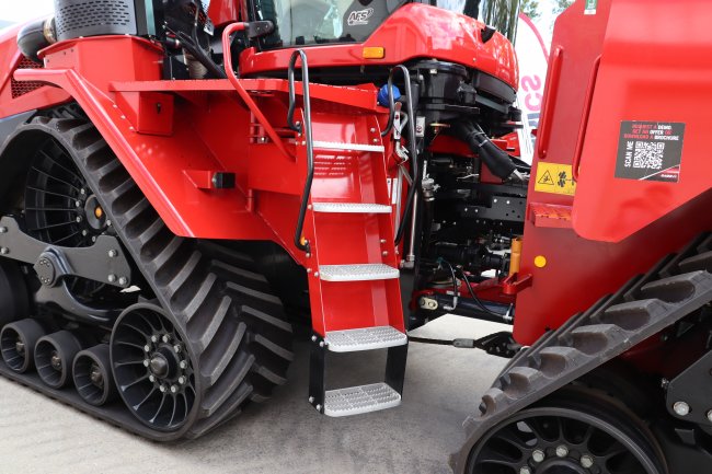 Patentované provedení natáčecích schodů do kabiny traktoru Case IH Quadtrac 715 AFS Connect.