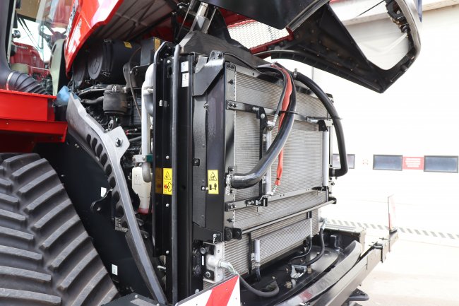 Chladiče traktoru Case IH Quadtrac 715 AFS Connect jsou robustnější a širší.