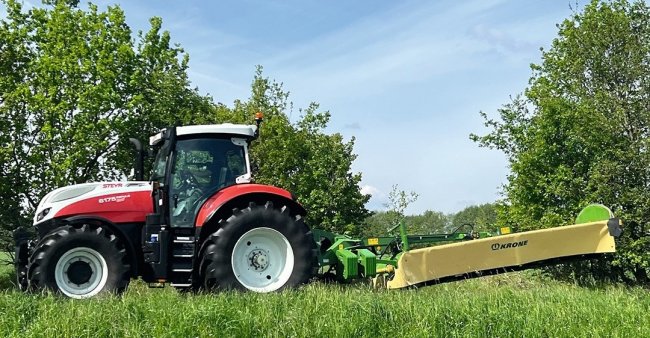 Pro přepravu se Krone EasyCut R 450 hydraulicky horizontálně sklápí směrem dozadu.