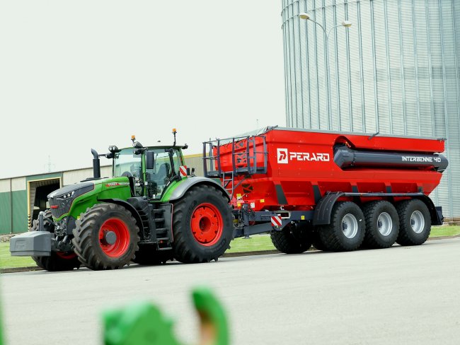 Kombinace traktoru Fendt 1050 Vario a překládacího vozu Perard Interbenne 40 představuje výjimečně výkonné řešení pro moderní zemědělské operace.