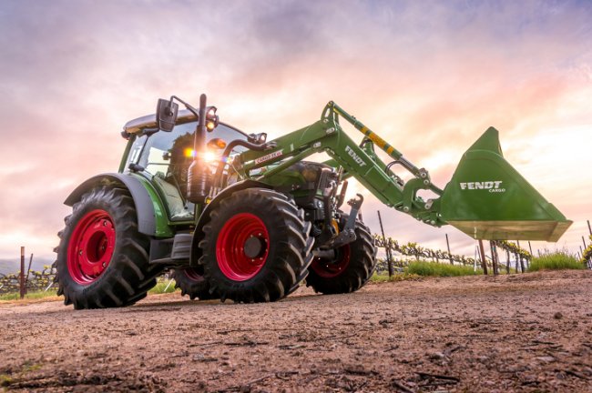 Fendt 210 F Vario Gen3 je výkonný a spolehlivý traktor, který je ideální pro práci na úzkých prostorech díky své kompaktní velikosti.