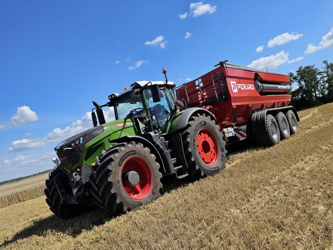 Jakmile se Michal Horák s traktorem Fendt 1050 Vario pustil do práce, okamžitě ho oslovila intuitivnost ovládání, na kterou si rychle zvykl.