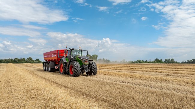 Ani náročný terén nepředstavoval překážku, protože Fendt 1050 Vario je navržen tak, aby zvládl i ty nejtěžší podmínky.