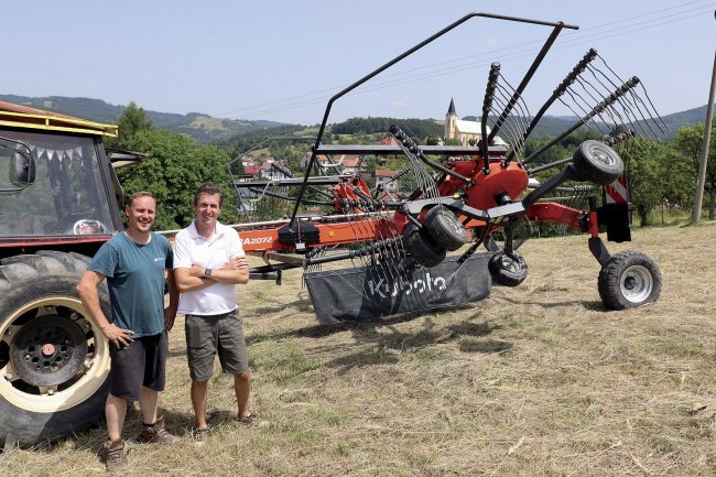 Václav Fojtík (vlevo) a Radomír Juřík, obchodní zástupce UNIMARCO pro region Moravy u shrnovače Kubota RA2072.