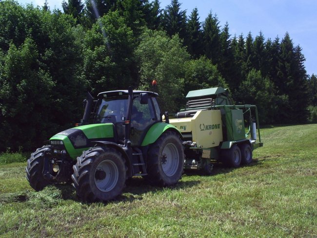 Jeden ze starších lisů Krone Combipack na farmě.