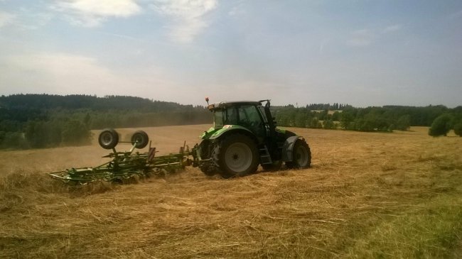 O obracení píce se stará rotorový obraceč Krone.