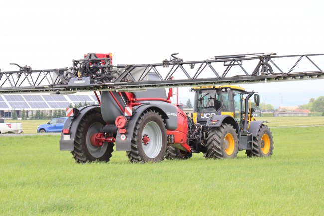 Postřikovač Horsch Leeb velmi dobře komunikuje s nejnovější generací traktorů JCB Fastrac iCON.