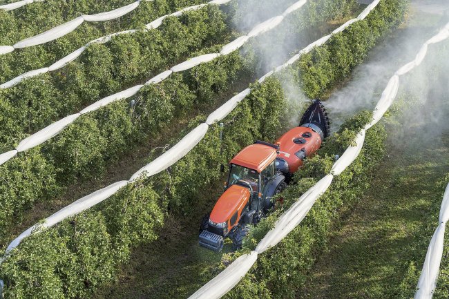 Úzkorozchodová Kubota M5002 Narrow vychází též z modelové řady Kubota M5.