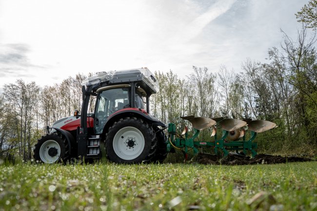 Steyr FCTRAC se výkonem vyrovná naftovému protějšku.