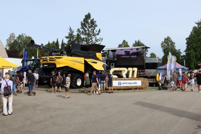 Vlajková loď New Holland CR11 s 15,2m adaptérem MacDon. Sklízecí mlátičku jsme mohli vidět koncem července při sklizni pšenice v PALOMO Loštice. Zájem budí i zde na veletrhu.