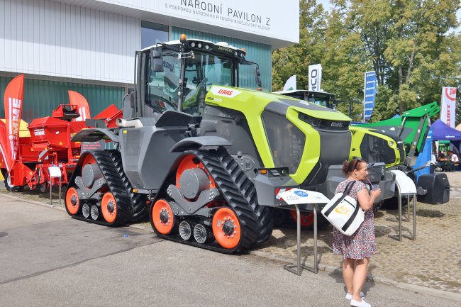 Jedním z exponátů byl i pásový traktor Claas Xerion 12.650 Terra Trac od vystavovatele AGRALL zemědělská technika a.s.