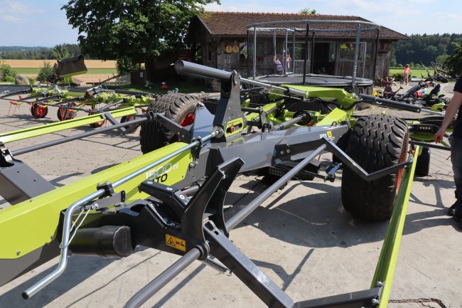 Modely Claas Volto 1300 a Volto 1500 lze pořídit ve verzi TS s řízenou nápravou.