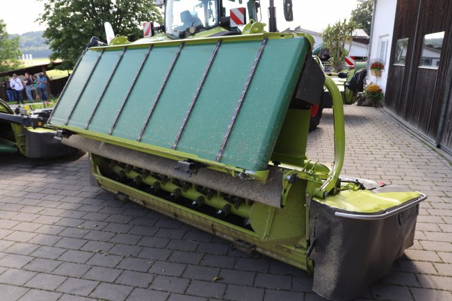 Uchycení pásových jednotek Auto Swather bylo optimalizováno tak, aby zvládalo i těžké nasazení.