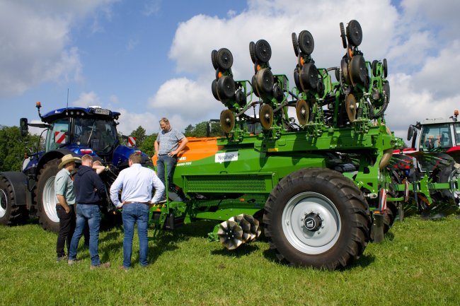 Nový tažený přesný secí stroj Amazone Precea s pracovním záběrem 6 metrů.