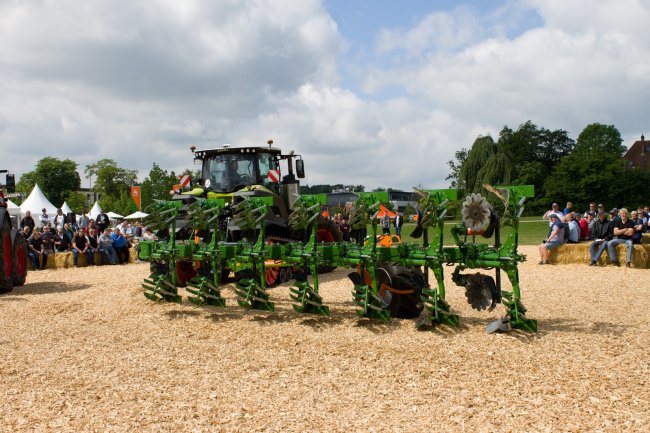 Orbu on-land, tedy mimo brázdu, předvedl polopásový traktor se sedmiradličným pluhem Amazone Tyrok.