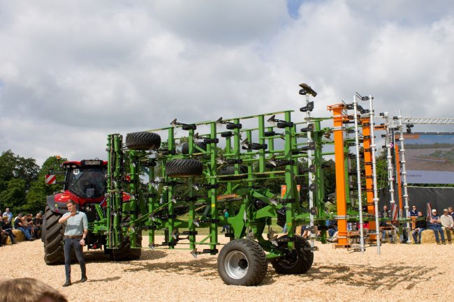 Šestiřadý tažený radličkový podmítač Amazone Cobra 6000-2TX.