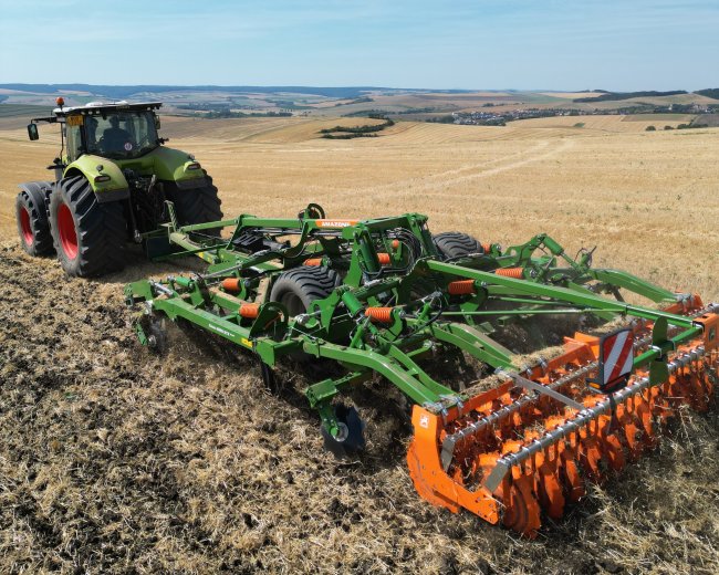 Předvádění modelu Amazone Ceus 4000-2TX Super.