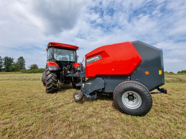 A konečně lisy budou reprezentovat válcový model s pevnou komorou ROZMITAL LB-V120, který lisuje balíky o průměru 120 cm a řetězový model ROZMITAL LB-R150 s průměrem kulatých balíků 150 cm.