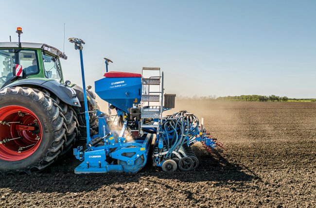 Secí stroj Lemken Solitair může mít integrované rotační brány Lemken Zirkon MR nové generace pro přípravu seťového lůžka.