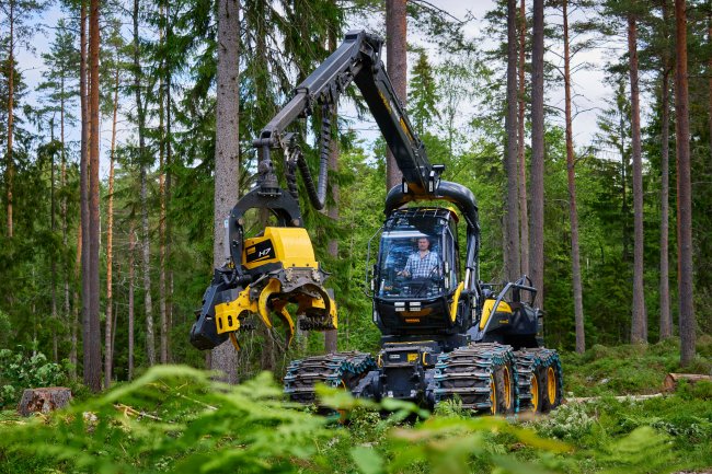 Nová harvestorová hlavice Ponsse H7 se vyznačuje výkonným posuvem a vynikajícím poměrem výkonu a hmotnosti, což zvyšuje produktivitu.