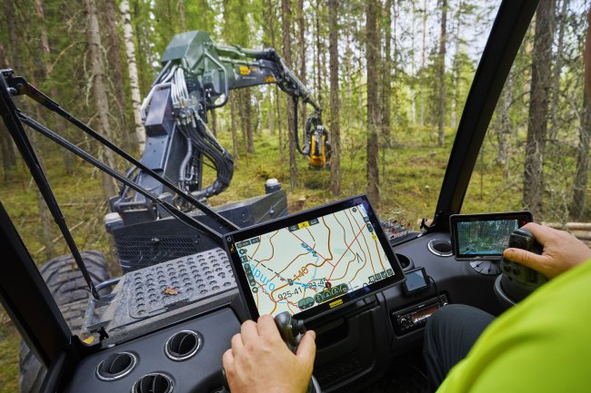 Loketní opěrky Ponsse jsou k dispozici jako standardní vybavení pro harvestory a vyvážečky a područky Ponsse E jsou k dispozici jako doplňkové vybavení pro všechny harvestory a vyvážecí soupravy.