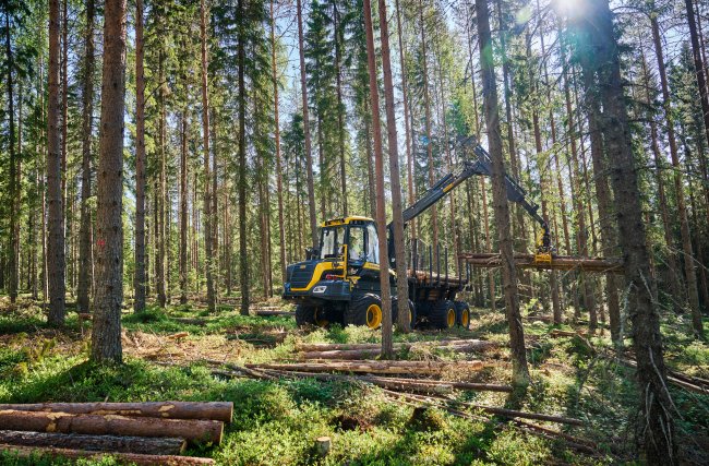 Vyvážecí souprava Ponsse Wisent nabízí vysokou nosnost, manévrovatelnost a produktivitu v širokém spektru míst