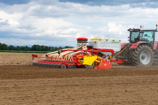 Hydraulické funkce secího stroje Pöttinger AEROSEM VT nyní nabízí maximální pohodlí díky ovládání prostřednictvím systému Profiline. 