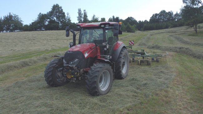 Case IH Vestrum 130 s dvourotorovým shrnovačem Krone Swadro 800/26.