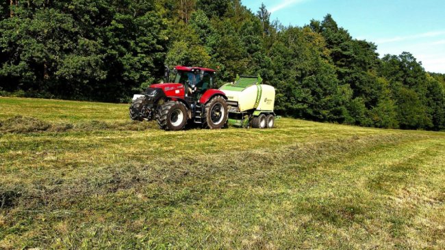 Minulý rok pořízený Case IH Puma 220 AFS Connect s lisem Krone.