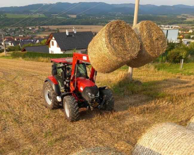 Case IH Vestrum 130 nachází na farmě uplatnění i s čelním nakladačem Hauer.