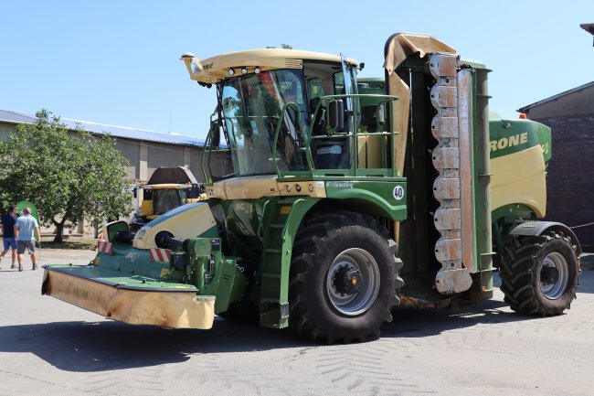 Samojízdný žací stroj Krone BiG M 450 zapůjčený společností ZD Unčovice. Ve srovnání s traktorem s žací trojkombinací nabízí tento stroj vyšší výkon a pohodlí.