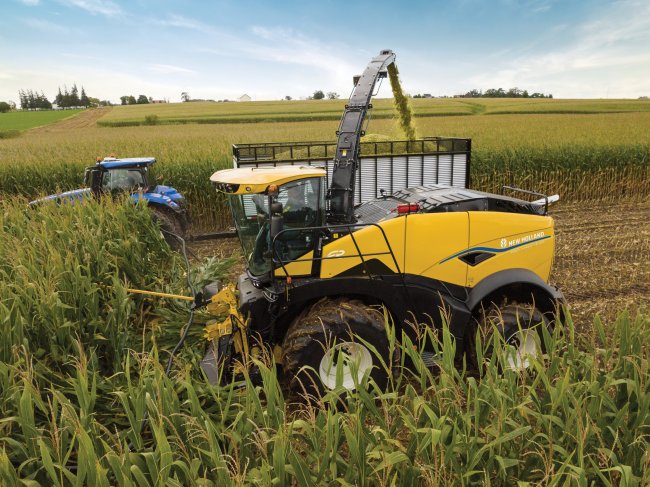 Operátoři si všimnou více prostoru, pohodlí, viditelnosti a potlačení hluku uvnitř rafinované kabiny řezačky New Holland FR Forage Cruiser.