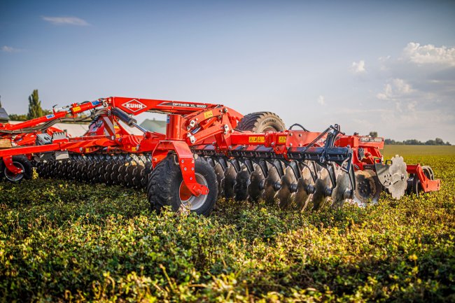 Diskový podmítač Kuhn Optimer XL 9000 s největšími disky, které má výrobce aktuálně v nabídce.