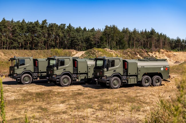 Jedním z řešení, které pro armádu připravily Scania Polska a Celtech, je palivová cisterna na podvozku 6x6 s cisternou o objemu 10 000 litrů se zvýšenou mobilitou v terénu.