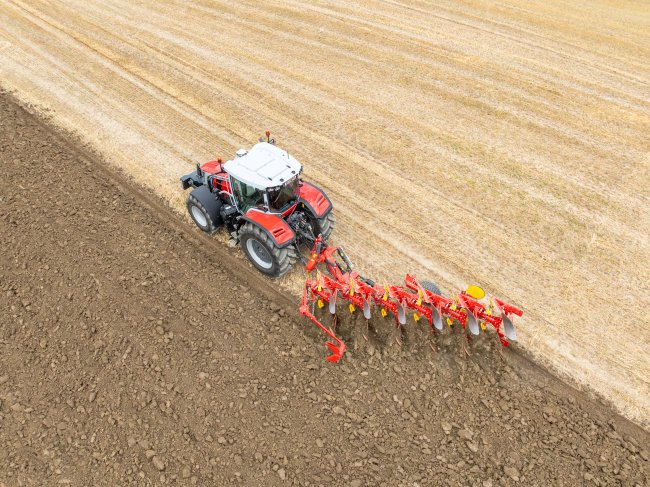 Pöttinger SERVO 4000  umožňující orbu nejen v brázdě, ale i v režimu on-land. 