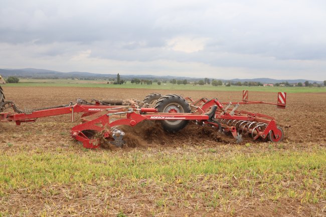 Horsch Terrano 4 MT s pracovním záběrem 4,4 metrů disponuje dvěma řadami disků, dvěma řadami radliček s jednotkami TerraGrip a zadním válcem.