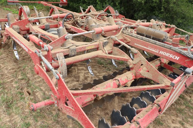 TerraGrip s pružinovým jištěním a maximálním zdvihem 30 cm umožňuje radličce při přetížení se ihned uhnout překážce.