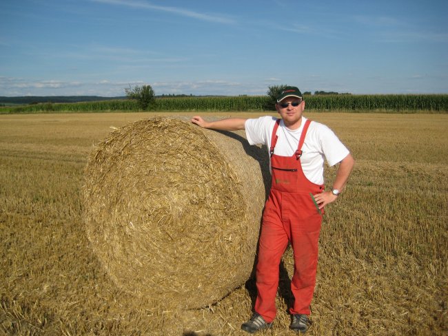 Sláma z axiální sklízecí mlátičky Case IH. Slámu slisoval lis Kverneland. 