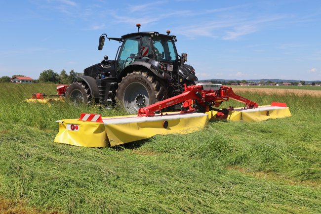 Žací stroj Pöttinger NOVACAT H 11200 s pracovním záběrem 11,14 m a hmotností 2 040 kg lze agregovat s traktorem o výkonu od 160 koní.