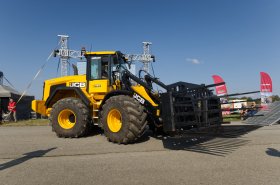 PEKASS oslavil 10 let spolupráce s JCB. Nejoblíbenější stroje představil na letišti u Přešťovic.