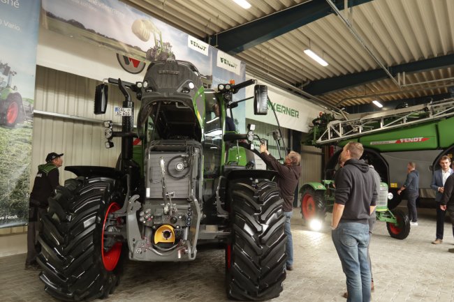 Traktor je osazen zcela novým čtyřválcovým motorem AGCO Power CORE50 o objemu 5 litrů. 