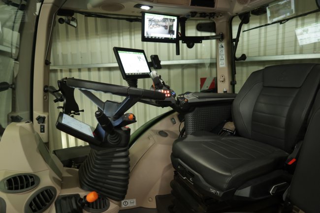 Traktor využívá osvědčenou kabinu Fendt VisioPlus kombinující vysokou úroveň bezpečnosti práce s komfortem a ergonomií. 