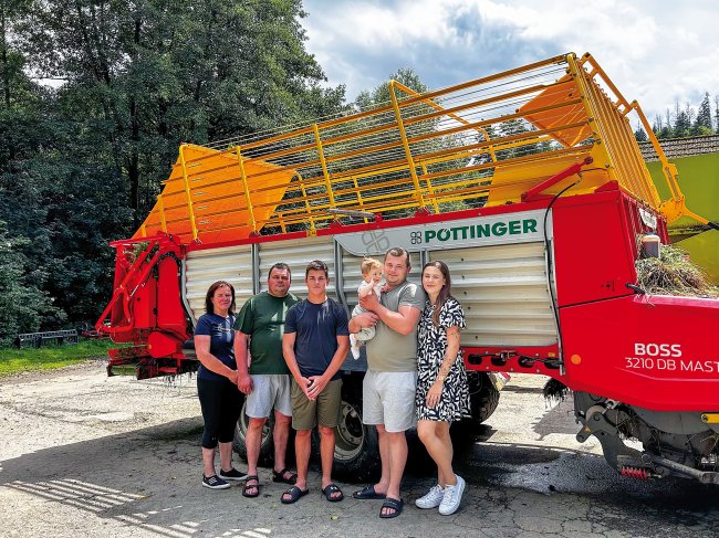 Zleva Marta a Kamil Slámovi, zakladatelé rodinné farmy v obci Lhota u Olešnice na Blanensku, uprostřed mladší syn Jakub a vpravo starší syn Kamil s manželkou Jolanou a synem Kamilem.