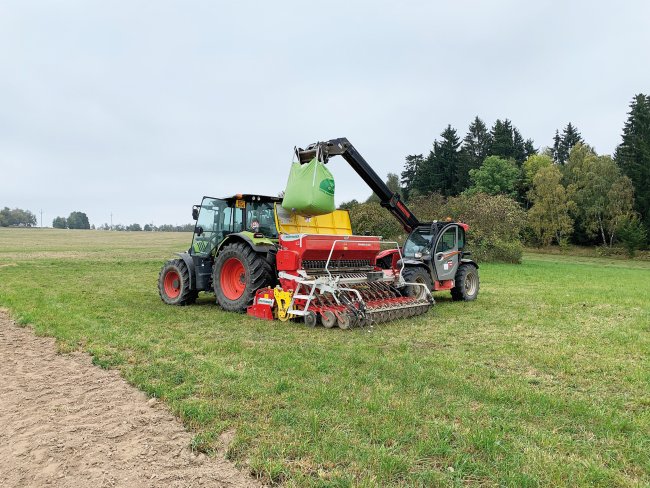 Univerzální mechanický secí stroj VITASEM 302 ADD s dvoudiskovými botkami DUAL DISC a rotačními bránami LION 303.12 spolehlivě zakládá osivo pěstovaných plodin včetně přísevu a obnovy travních porostů.