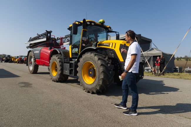 U traktorů JCB Fastrac řady 4000 je specialitou natáčení zadních kol – v agregaci s taženým postřikovačem tak celá souprava tvoří při otáčení na souvrati jen jednu stopu jako samojízdný postřikovač.