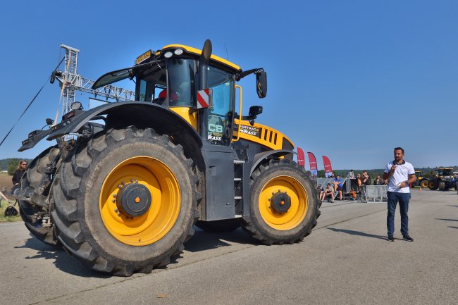 Jako poslední se představil zástupce větší modelové řady 8000 – traktor JCB 8330 iCON.